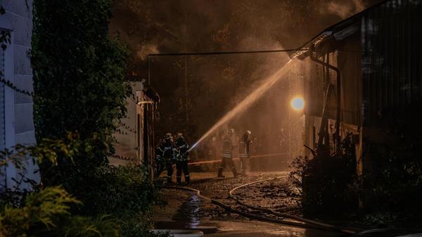 Zur genauen Ursache des Brandes liegen derzeit noch keine gesicherten Erkenntnisse vor. Die Polizei hat vor Ort die Ermittlungen aufgenommen, um die Hintergründe des Brands aufzuklären.