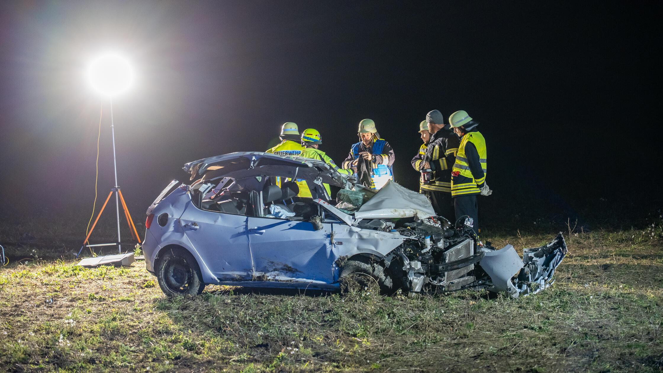 Auto kommt von StraÃŸe ab: Vier junge Menschen sch