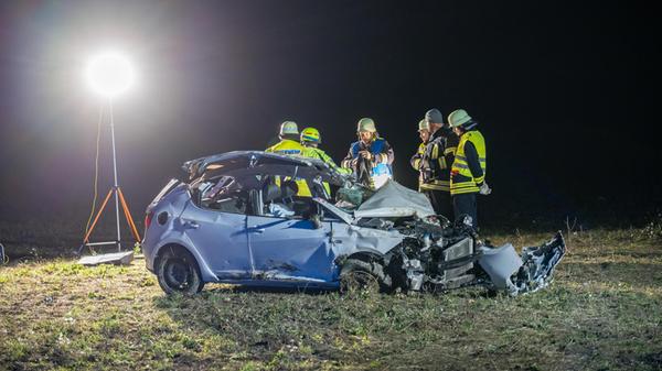 Auto kommt von Straße ab: Vier junge Menschen sch