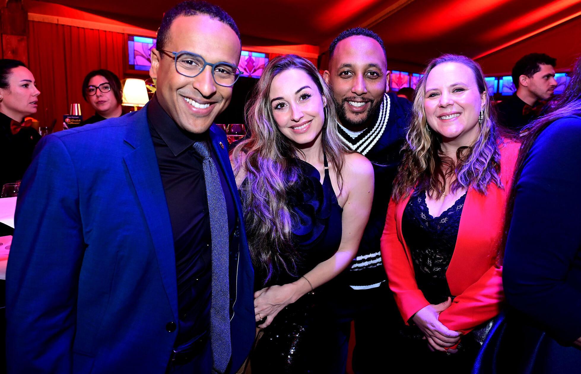 Die Premiere der neuen Gala-Show im Spiegelpalast im Süden Nürnbergs verfolgen unter anderem Bürgermeister Nasser Ahmed (li.) und Gastronom Abel Gebredingl (Mitte). 
