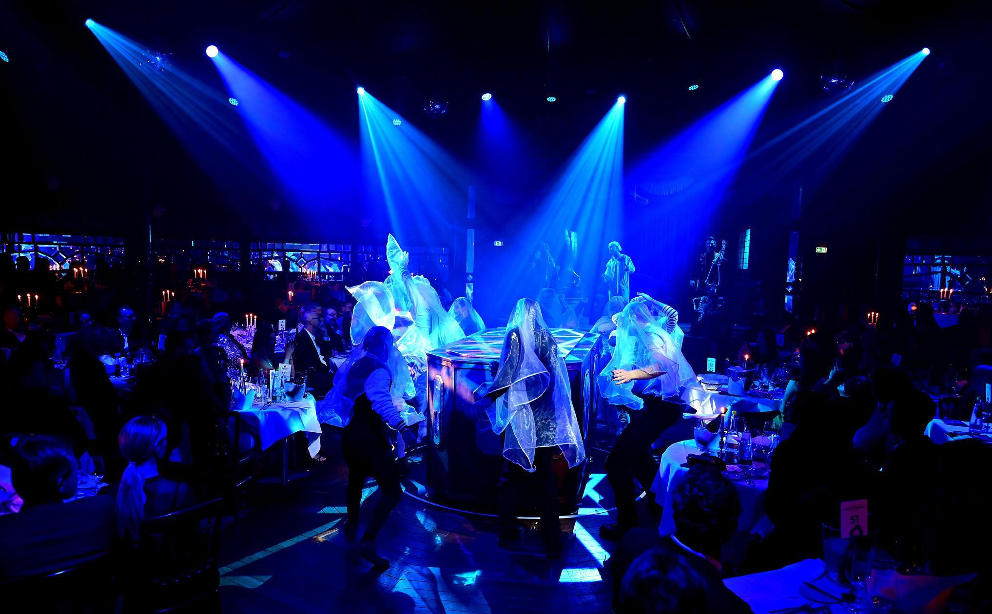 In dieser Saison lautet das künstlerische Motto „Die Palazzo-Geistervilla“, bei dem Akrobatik, Livemusik und Comedy in eine schaurig-schöne Party verwandelt werden. 
