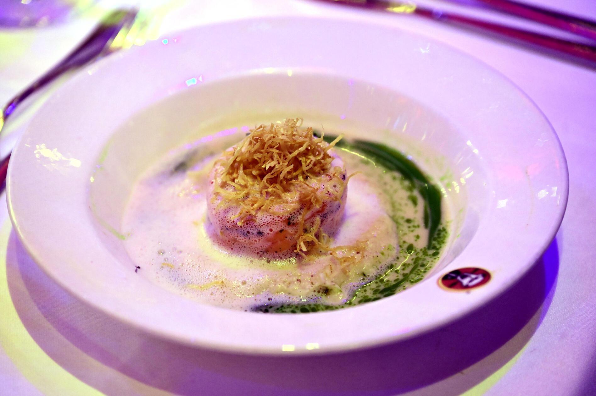 Die Vorspeise: Nürnberger Breznknödel mit Nussbutterschaum und Champignons.