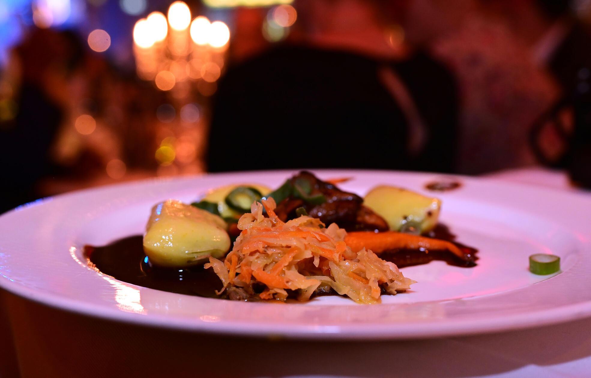 Als Hauptspeise wird im Palazzo rosa gebratener Rinderrücken mit Gewürzjus à la Roulade und Kartoffel-Kräuterkissen serviert. Wie gewohnt, werden auch vegetarische und vegane Alternativen angeboten. 