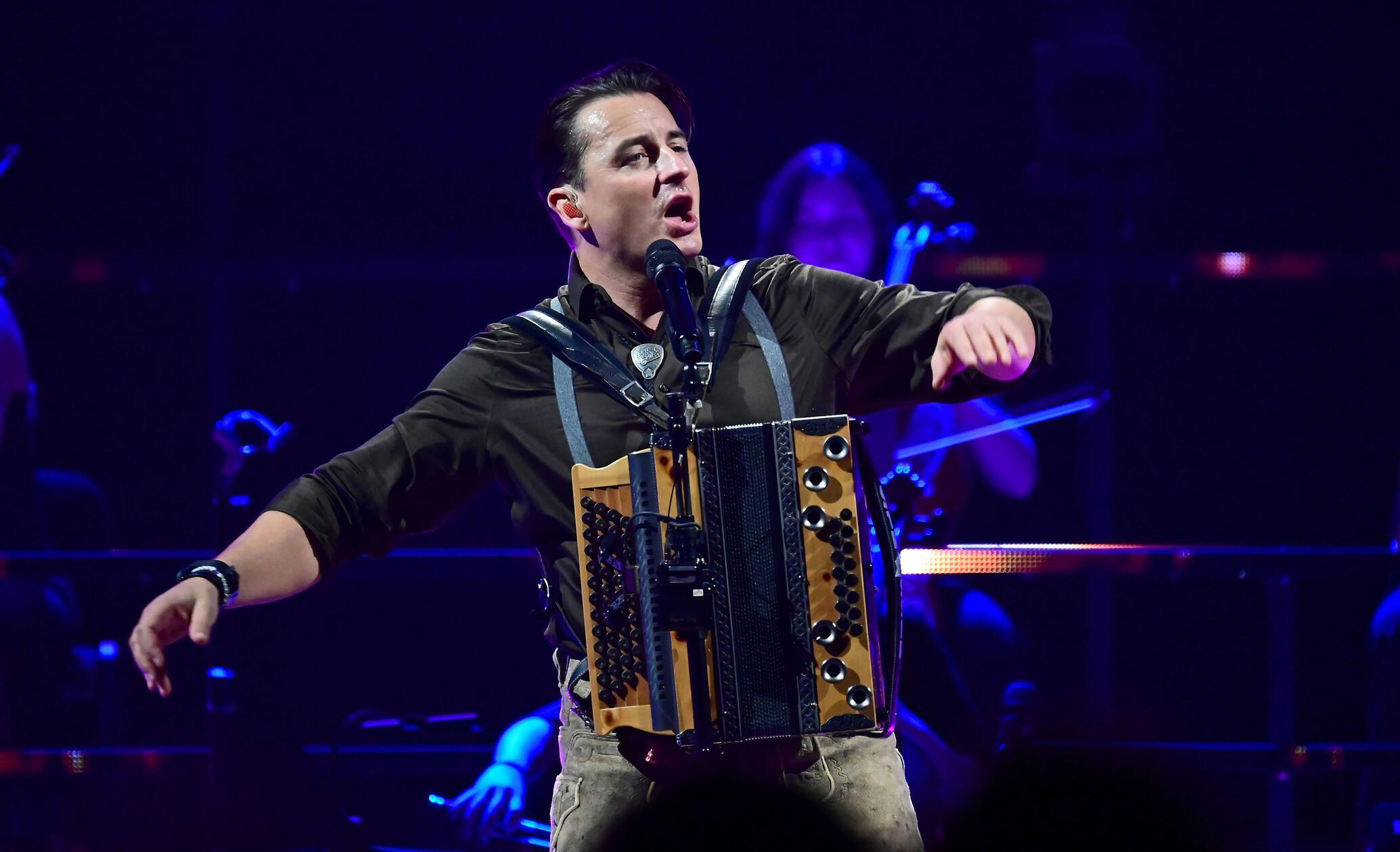 Ganz ohne dröhnende E-Gitarren und Arena-Gewitter präsentierte sich Gabalier in einem für ihn ungewohnt intimen, rein akustischen Rahmen.