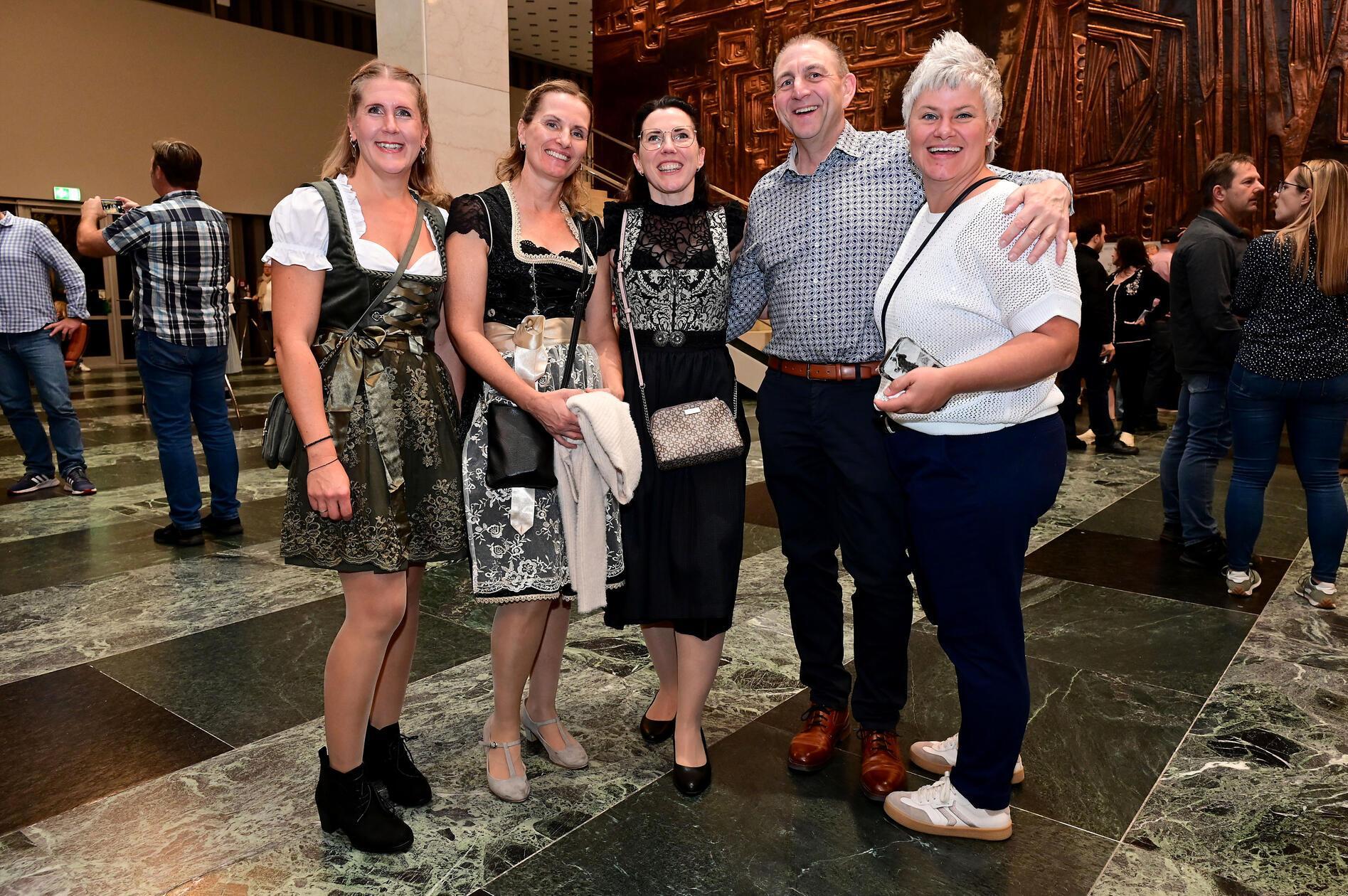 Die Meistersingerhalle war gefüllt mit Fans in traditionellen Dirndln und Lederhosen. 