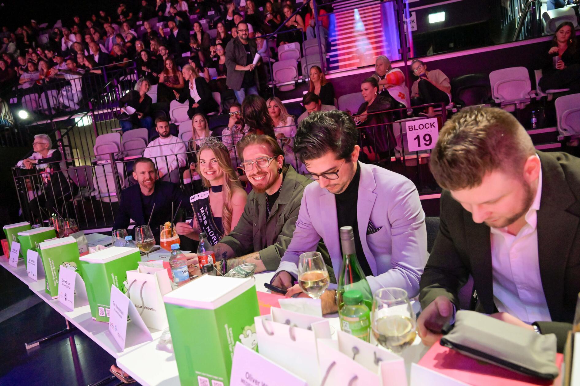 Dazu gehört aber auch, sich den Fragen der Jury zu stellen, die mit bekannten Gesichtern besetzt war. Neben den Vorjahressiegern Charlotte Link und Steve Brauer gehörten die Realitystars Eric Sindermann und Eva Benetatou sowie Influencer Tom Hannemann, bekannt als „the.beautiful.people“, zu den Juroren.