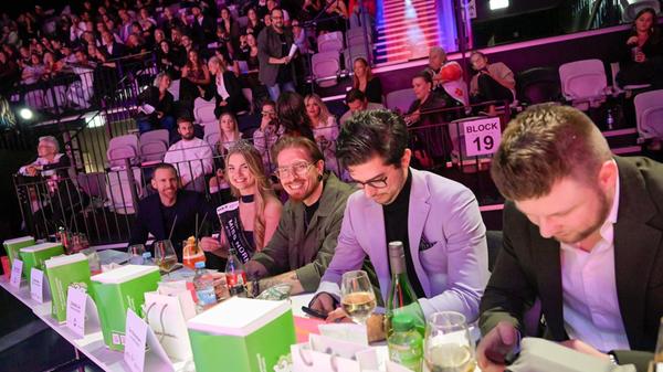 Dazu gehört aber auch, sich den Fragen der Jury zu stellen, die mit bekannten Gesichtern besetzt war. Neben den Vorjahressiegern Charlotte Link und Steve Brauer gehörten die Realitystars Eric Sindermann und Eva Benetatou sowie Influencer Tom Hannemann, bekannt als „the.beautiful.people“, zu den Juroren.