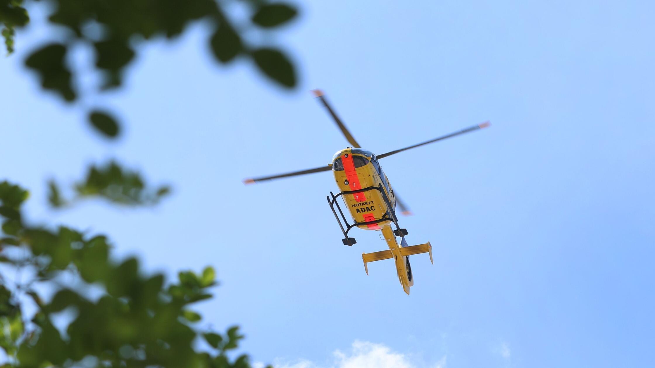 ARCHIV - 17.06.2025, Bayern, Augsburg: Ein Rettung