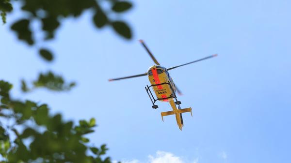 ARCHIV - 17.06.2025, Bayern, Augsburg: Ein Rettung