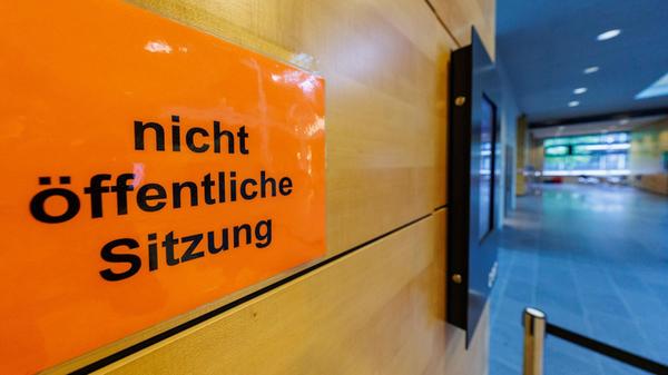 "Nicht öffentliche Sitzung" steht auf einem Schild