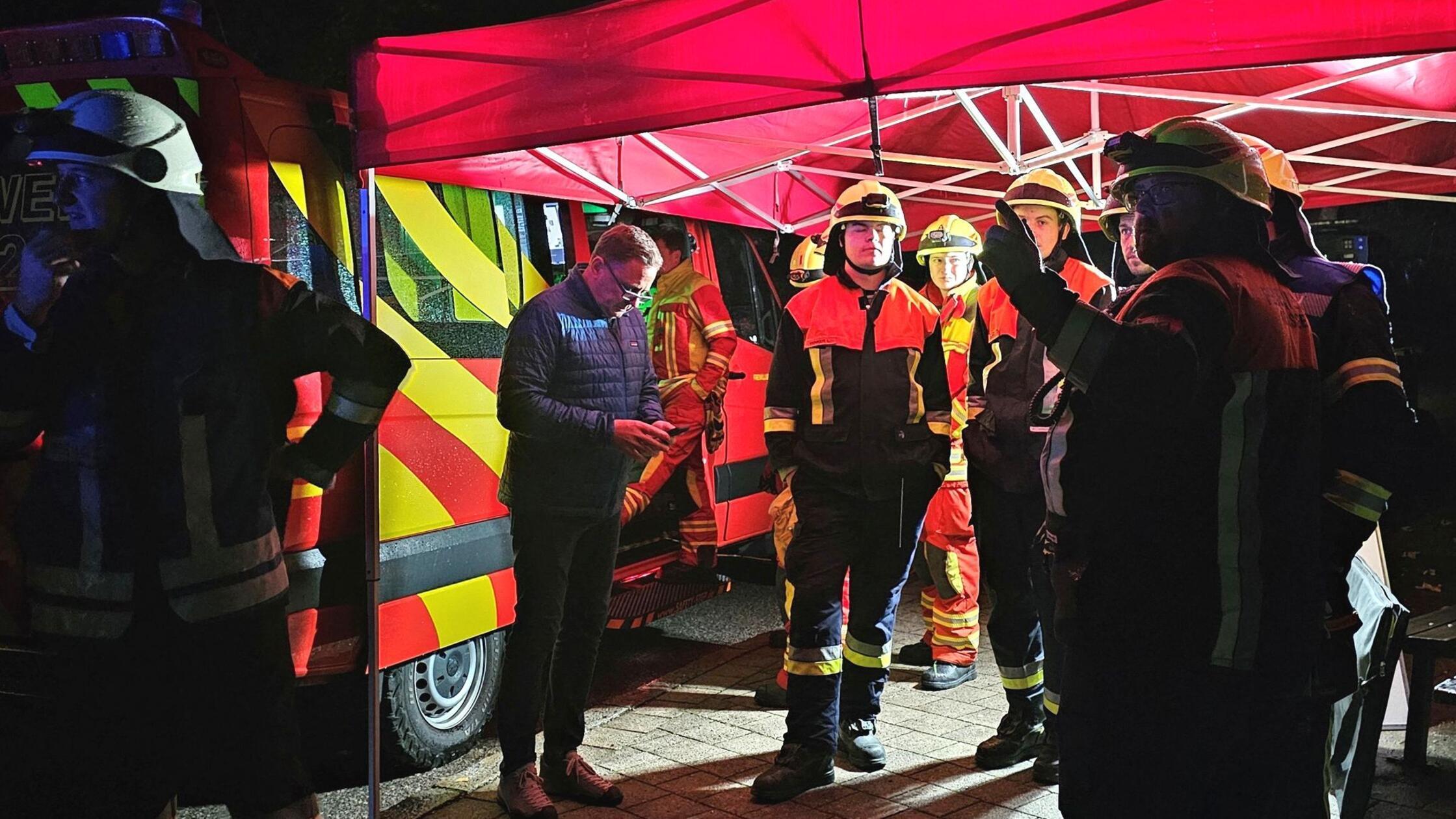 Landrat Michael Koller (l) lässt sich unter einem 