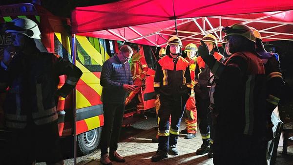 Landrat Michael Koller (l) lässt sich unter einem