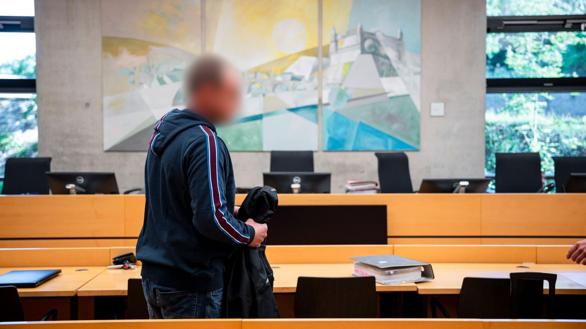 Der Angeklagte kommt vor Beginn des ersten Mordpro