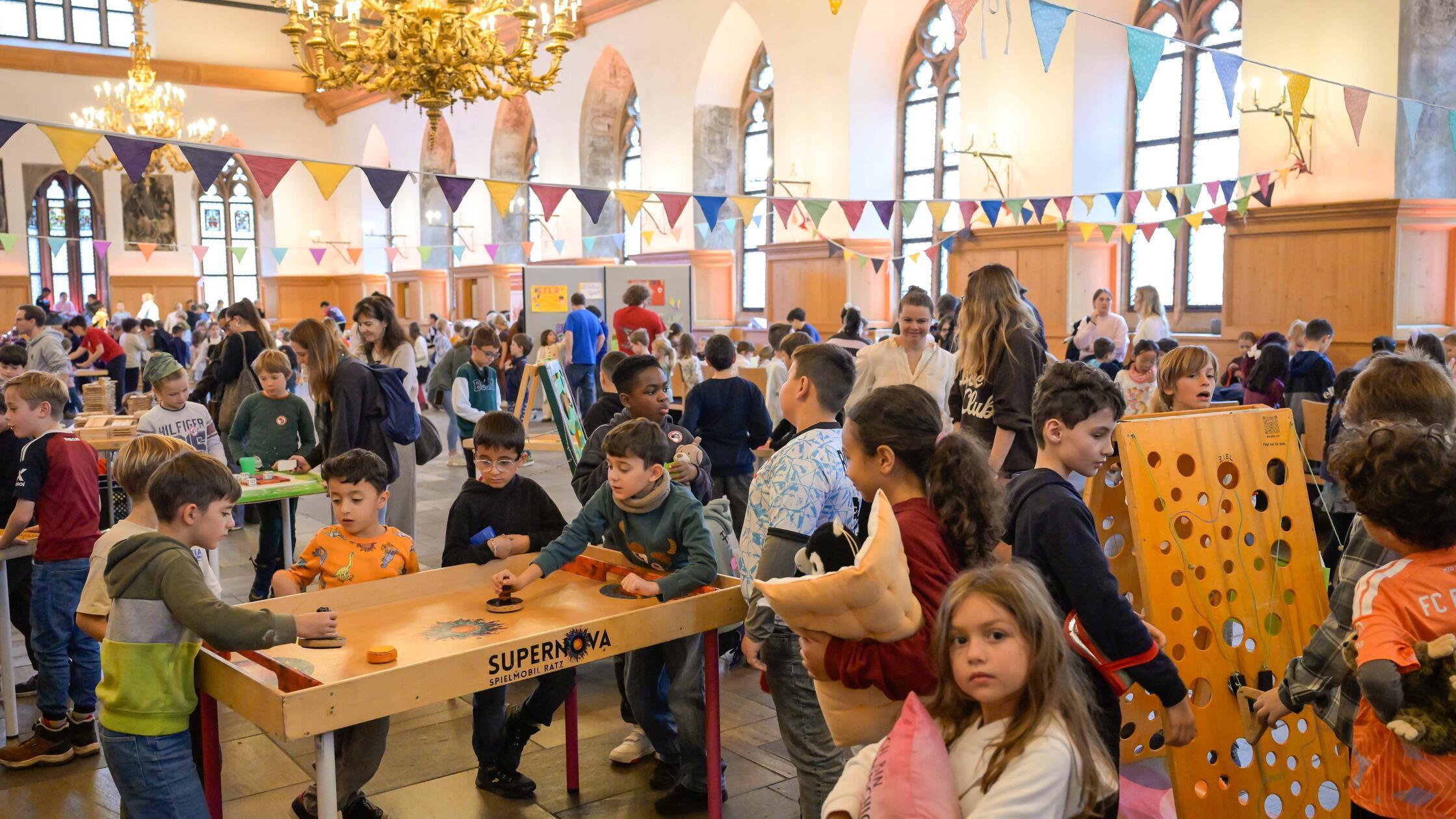 400 Kinder feierten 30 Jahre Mitsprache: Jubiläum im Historischen ...
