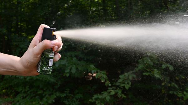 Eine Hand hält eine Kartusche mit Pfefferspray und