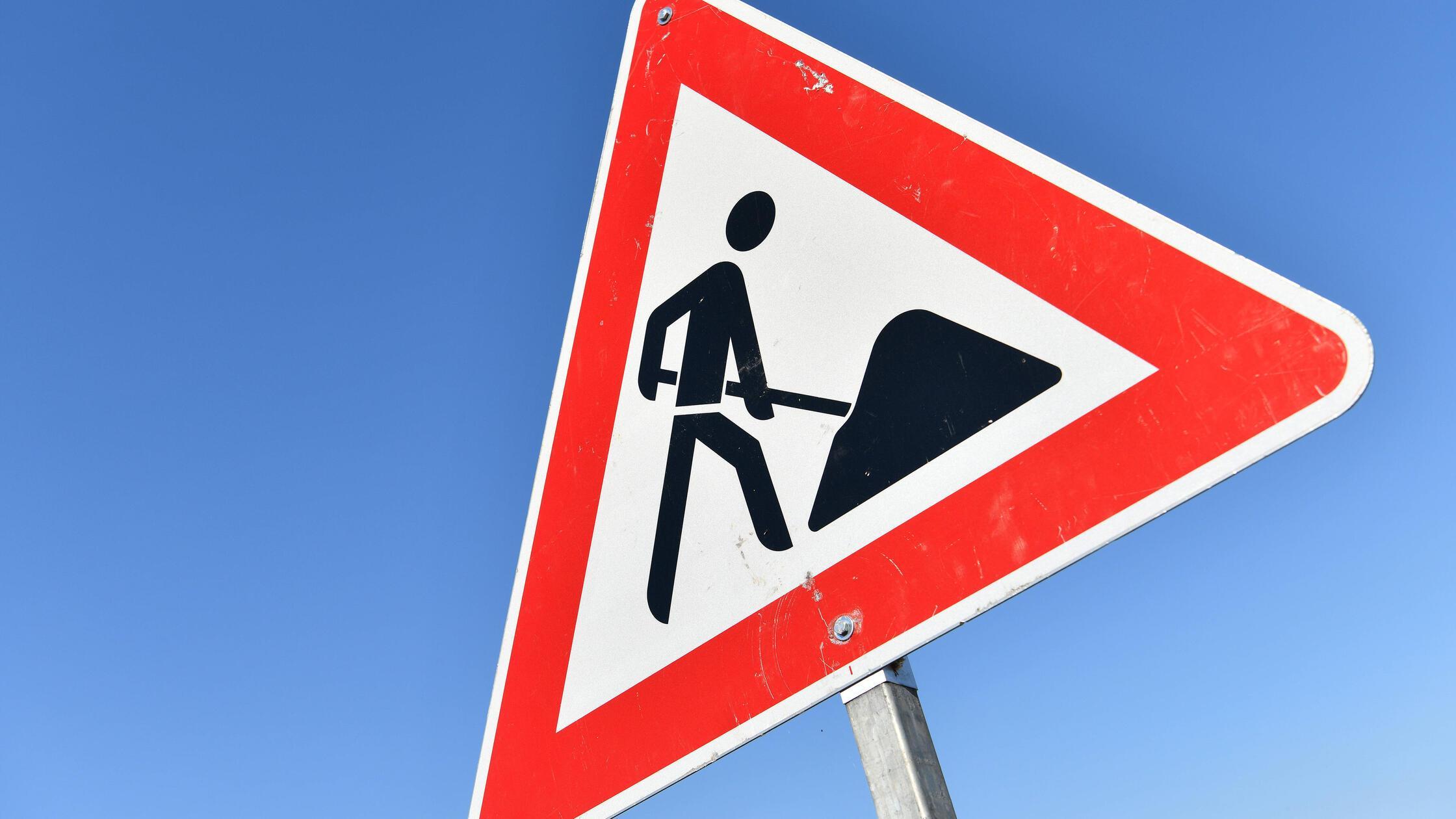 Verkehrszeichen Achtung Baustelle. *** Road sign A