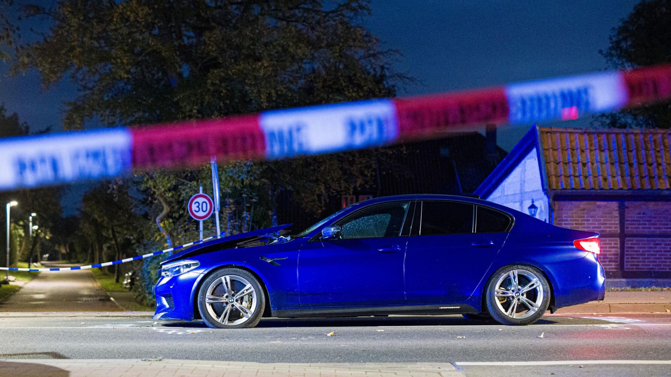 Ein BMW steht in der Nacht an einer Einsatzstelle 