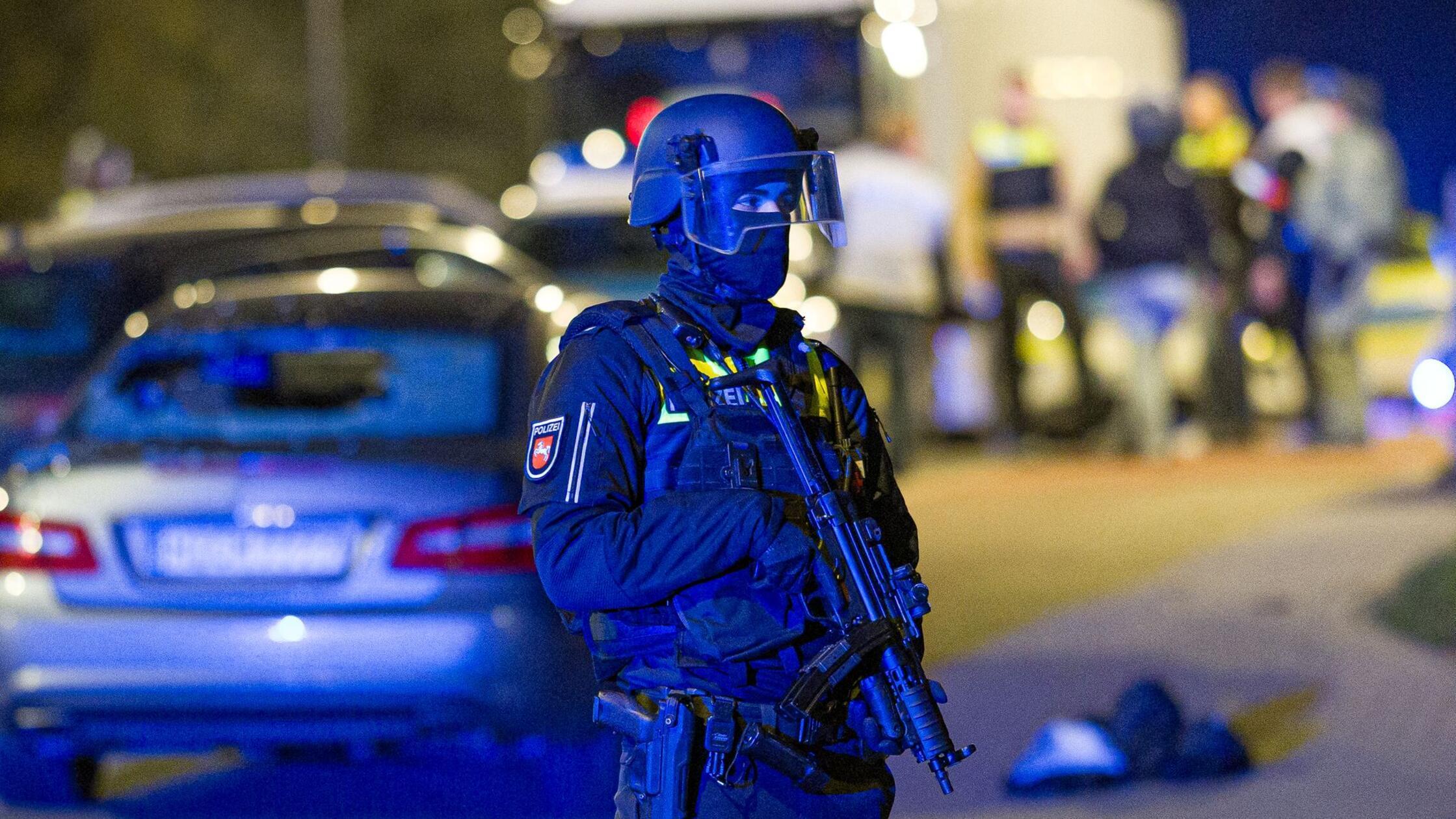 Ein Polizist sichert in der Nacht eine Einsatzstel