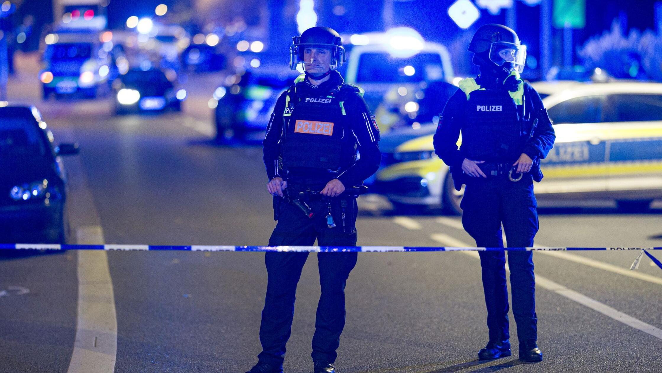 Polizisten sichert in der Nacht eine Einsatzstelle