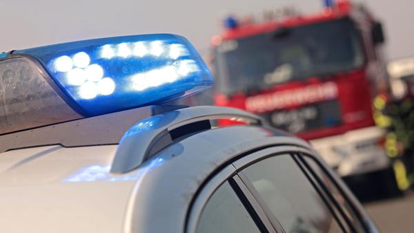 Einsatzkräfte von Feuerwehr und Polizei auf der Au