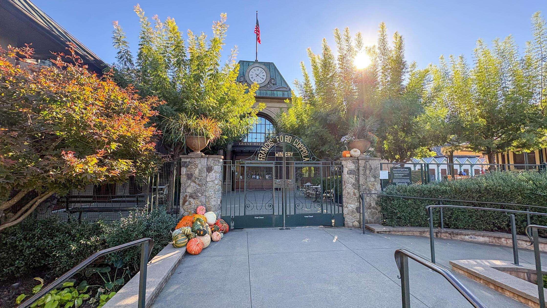 In Sonoma fühlen sich zahlreiche große Künstler offenbar pudelwohl. Dazu zählt unter anderem der Hollywood-Regisseur Francis Ford Coppola, der hier sogar ein eigenes Weingut besitzt...