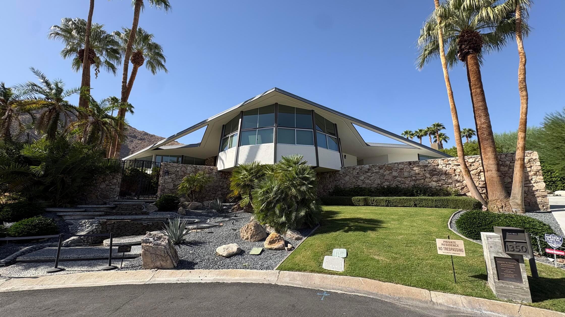 Hier geht es deutlich wärmer und noch prominenter zu als in Sonoma. Viele Hollywood-Schauspieler zogen vor vielen Jahrzehnten auf der Suche nach mehr Privatsphäre nach Palm Springs. Das "House of Tomorrow" wurde beispielsweise von Elvis Presley bewohnt, hier sollte die Hochzeit mit Priscilla stattfinden.