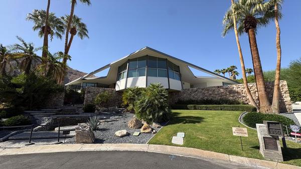 Hier geht es deutlich wärmer und noch prominenter zu als in Sonoma. Viele Hollywood-Schauspieler zogen vor vielen Jahrzehnten auf der Suche nach mehr Privatsphäre nach Palm Springs. Das "House of Tomorrow" wurde beispielsweise von Elvis Presley bewohnt, hier sollte die Hochzeit mit Priscilla stattfinden.