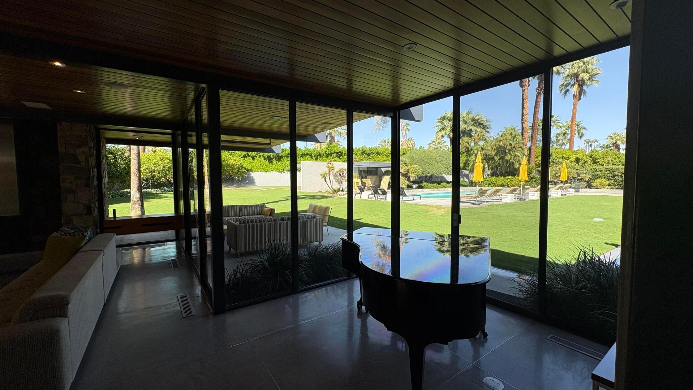 Viele der Häuser sind in unterschiedlichsten Architektur-Stilen erbaut, den Pool im Garten samt Poolhaus haben aber so gut wie alle größeren Anwesen.