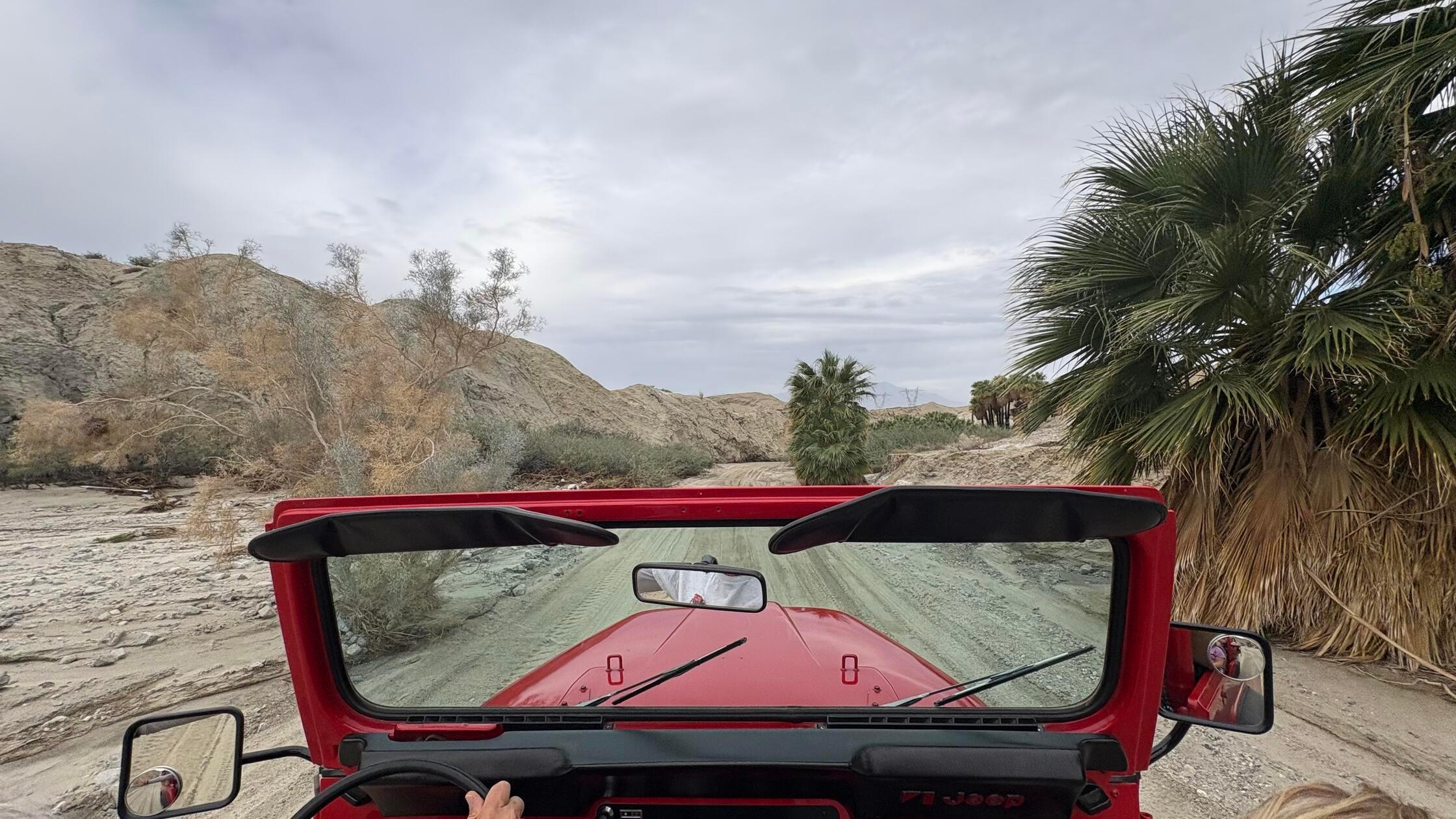 Unter der Stadt liegt ein riesiges Wasser-Reservoir, an der Erdoberfläche sind außerhalb der Stadt allerdings in erster Linie Sand und Steine zu sehen. Die Wüste kann man bestens bei einer Red-Jeep-Tour mit einem Guide erleben.