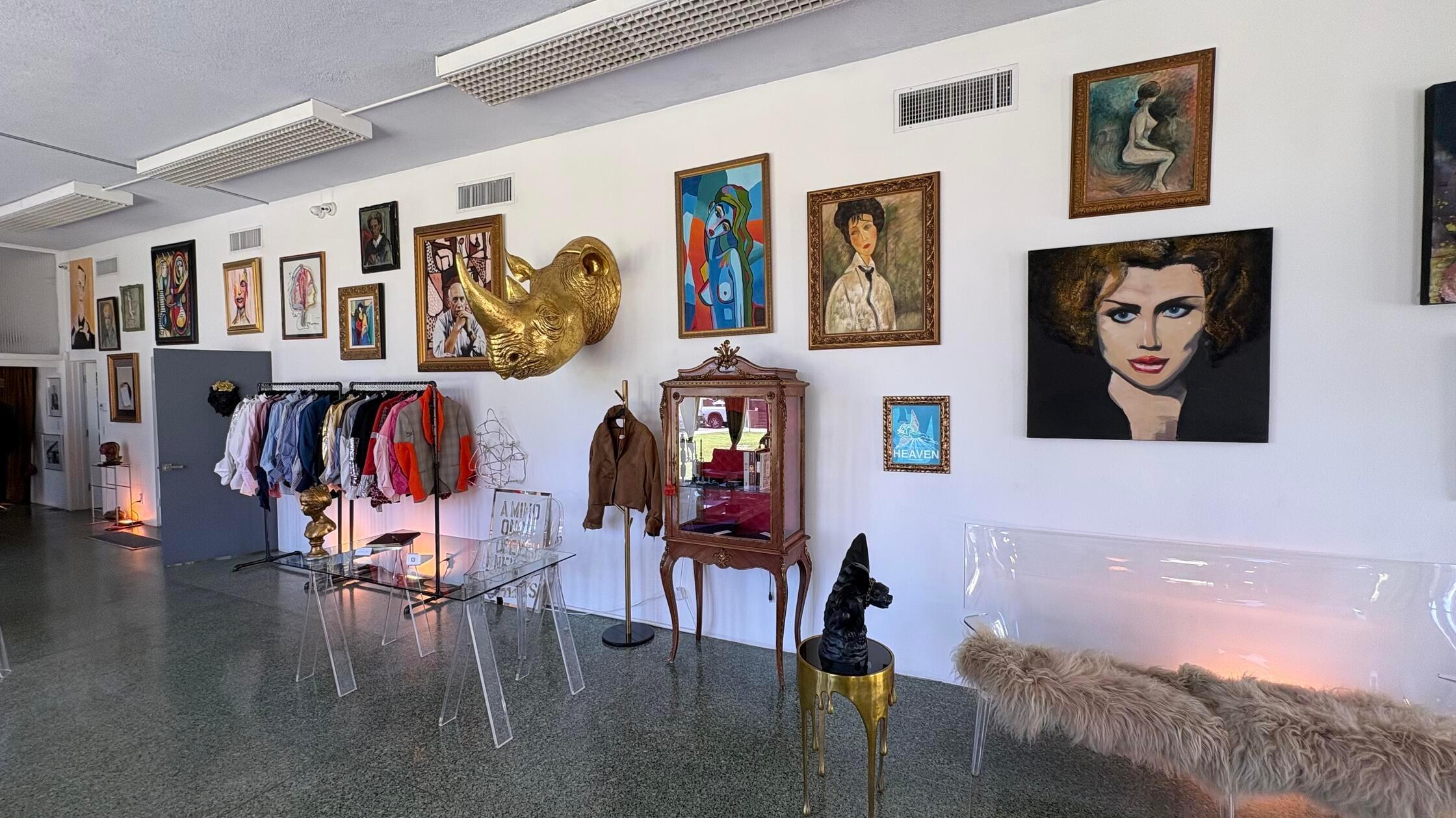 Luise ist vor vielen Jahrzehnten aus Deutschland ausgewandert und betreibt in der Stadt ein Atelier, in dem sie ihre einzigartigen Kleidungsstücke verkauft.