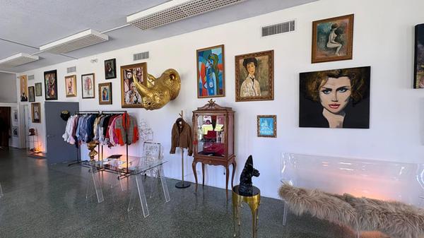 Luise ist vor vielen Jahrzehnten aus Deutschland ausgewandert und betreibt in der Stadt ein Atelier, in dem sie ihre einzigartigen Kleidungsstücke verkauft.