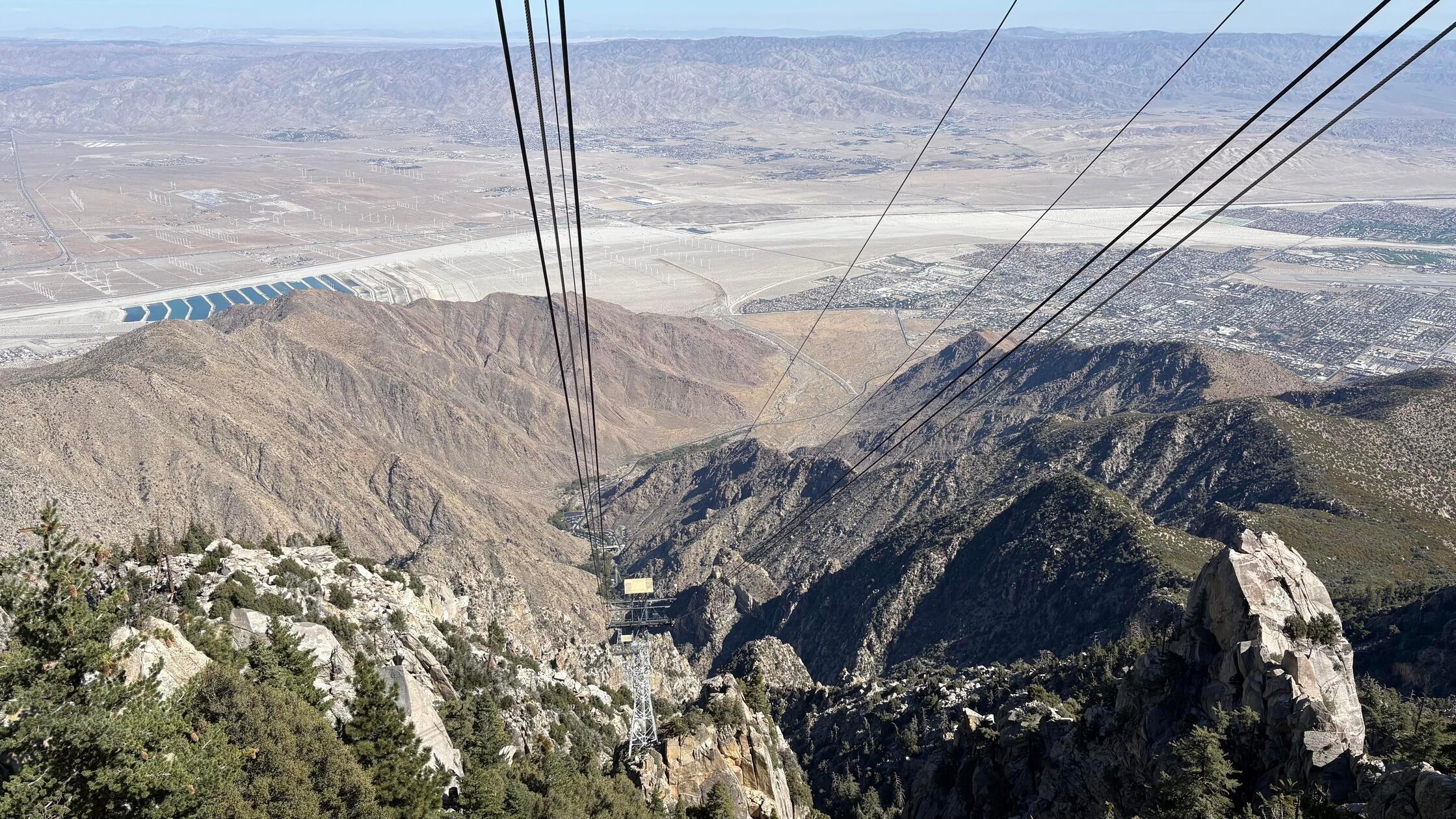 Von der Stadtmitte benötigt man dennoch weniger als zwei Stunden, um mit der Seilbahn den Chino Canyon zu erklimmen. 