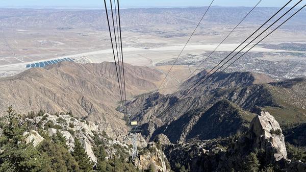Von der Stadtmitte benötigt man dennoch weniger als zwei Stunden, um mit der Seilbahn den Chino Canyon zu erklimmen.