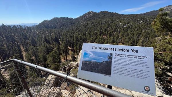 Auf fast 2600 Kilometer Höhe hat man nicht nur einen tollen Blick über die Wüstenstadt, der Canyon lädt außerdem zum Wandern und Klettern ein.