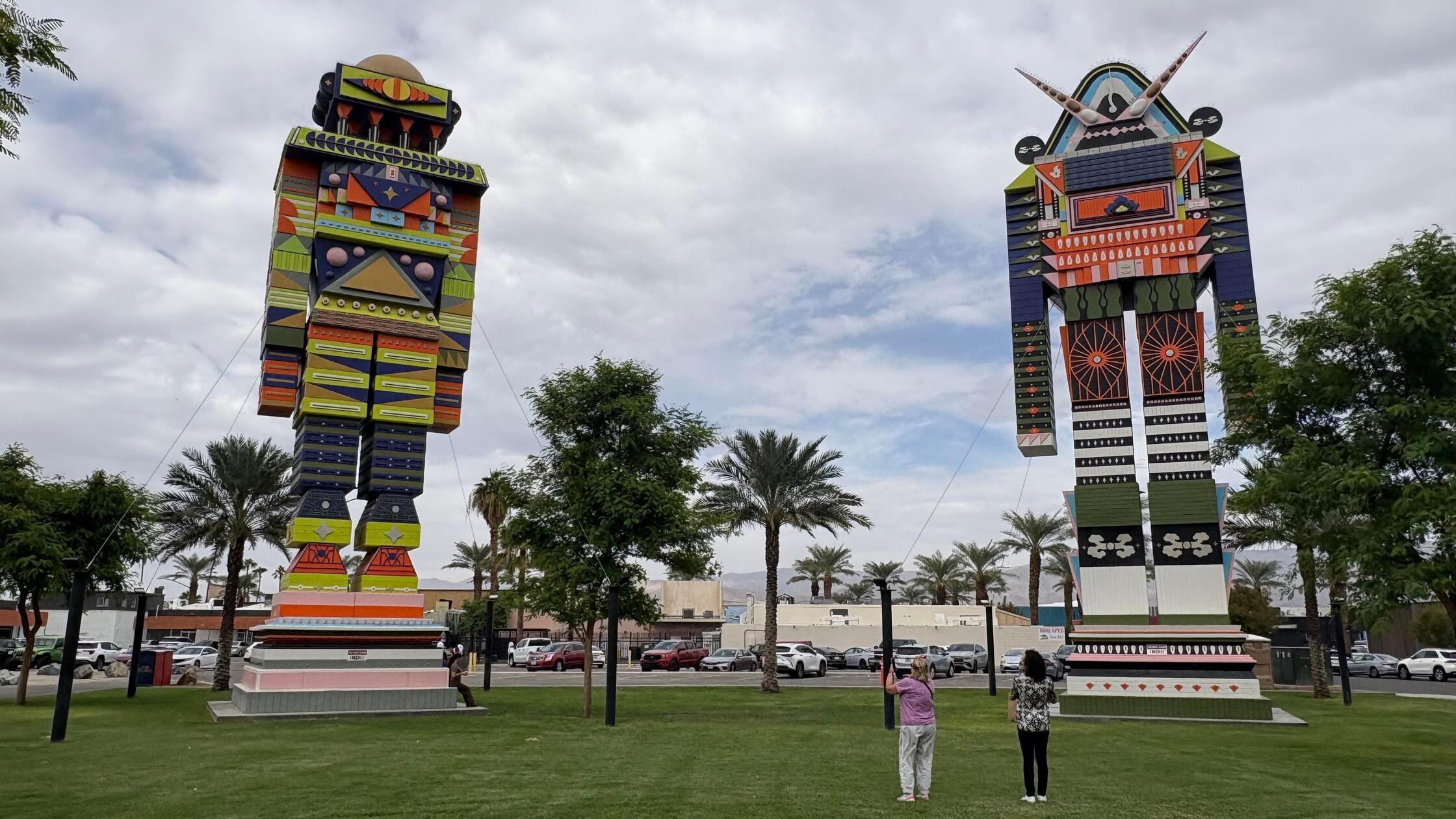 Ebenfalls Teil von Greater Palm Springs: Die Stadt Coachella, weltweit bekannt für das gleichnamige Musik- und Kunstfestival, von dem auch diese beiden Statuen stammen.