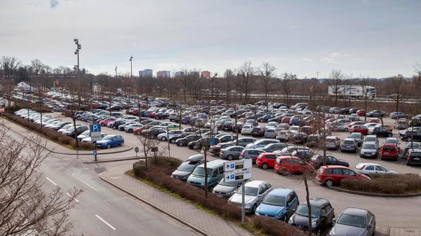Parkplatz mit Leitsystem in der Nähe einer Innenst
