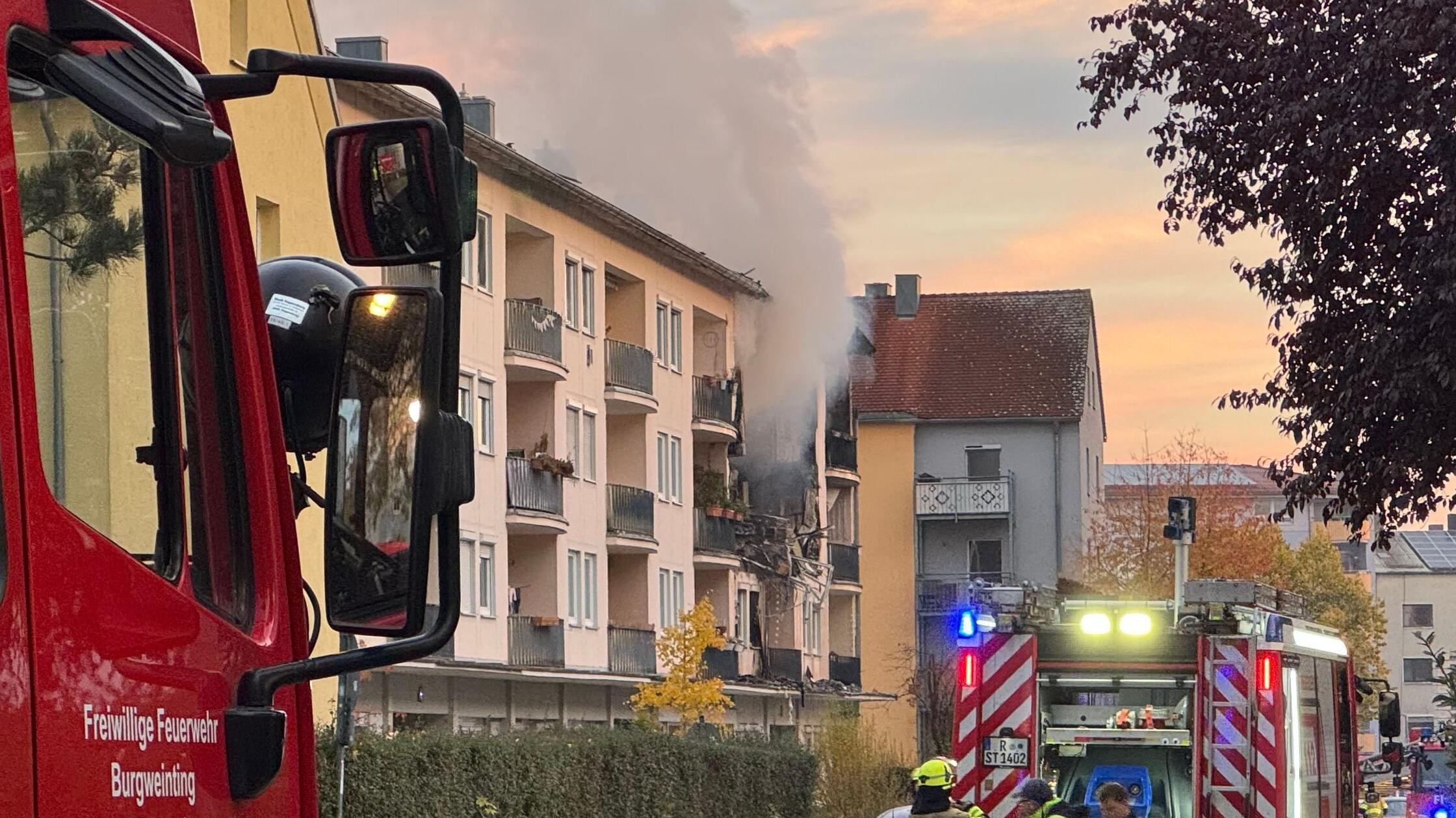 28.10.2026, Bayern, Regensburg: Die Feuerwehr lösc