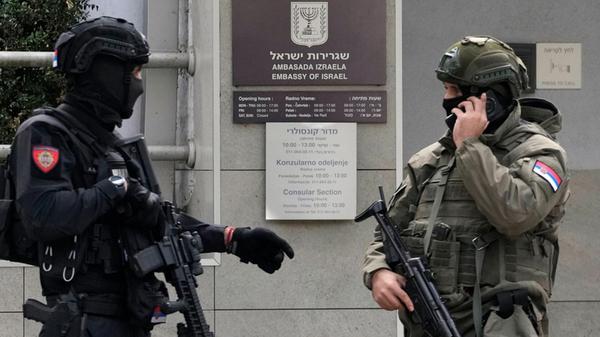 Serbische Gendarmen bewachen die israelische Botsc