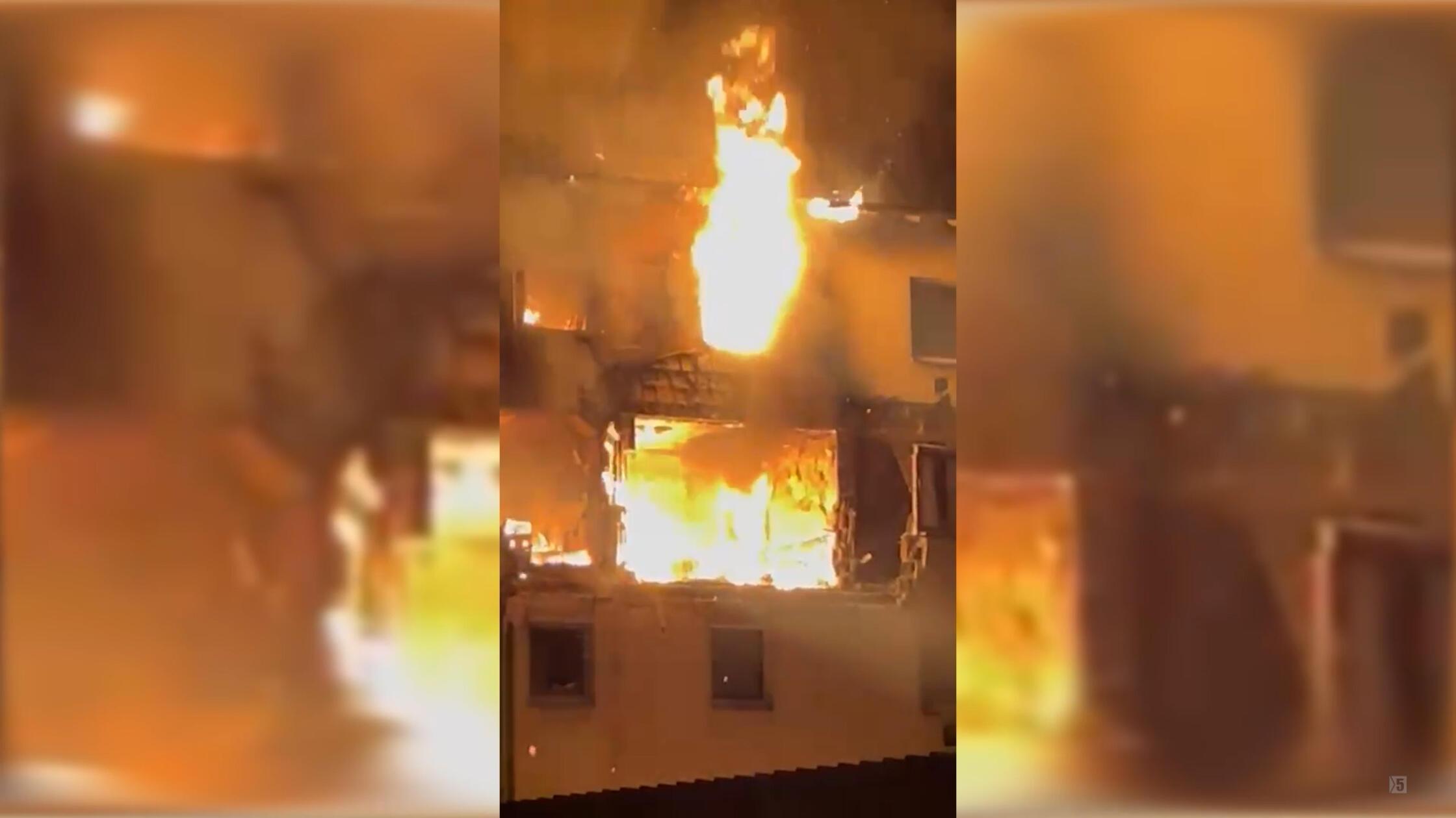 Die Explosion in einem Wohnhaus hat am frühen Mittwochmorgen in Regensburg einen Großeinsatz von Feuerwehr, Polizei und Rettungsdienst ausgelöst. 