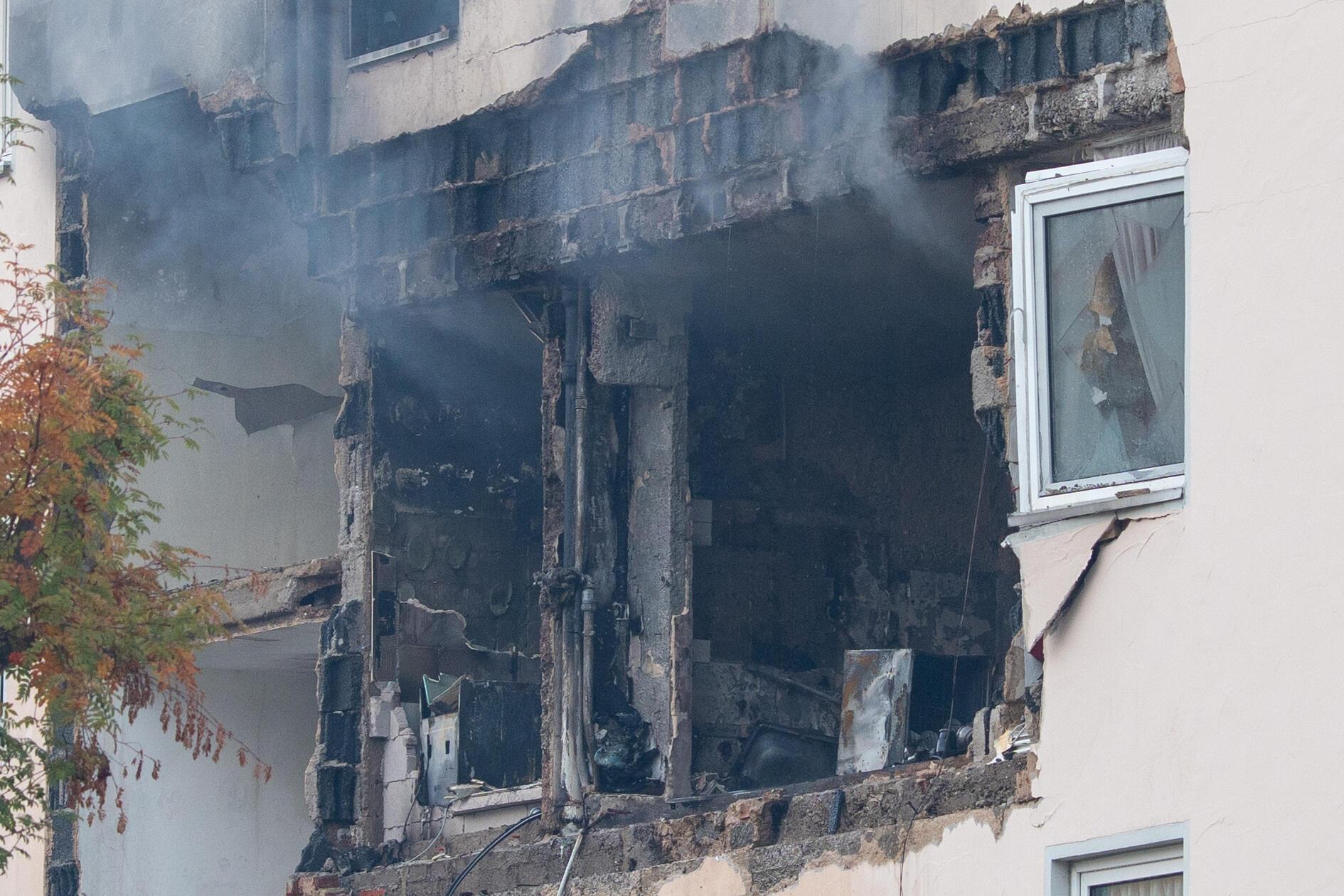 In der Hauswand klafft nach der Explosion ein Loch.