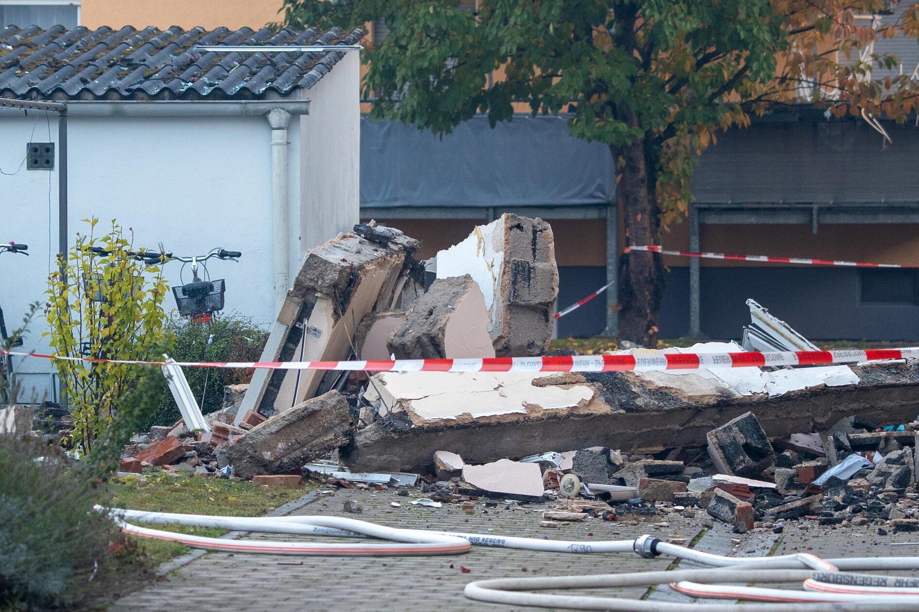 Teile der Hauswand liegen auf dem Boden vor dem Wohnhaus.