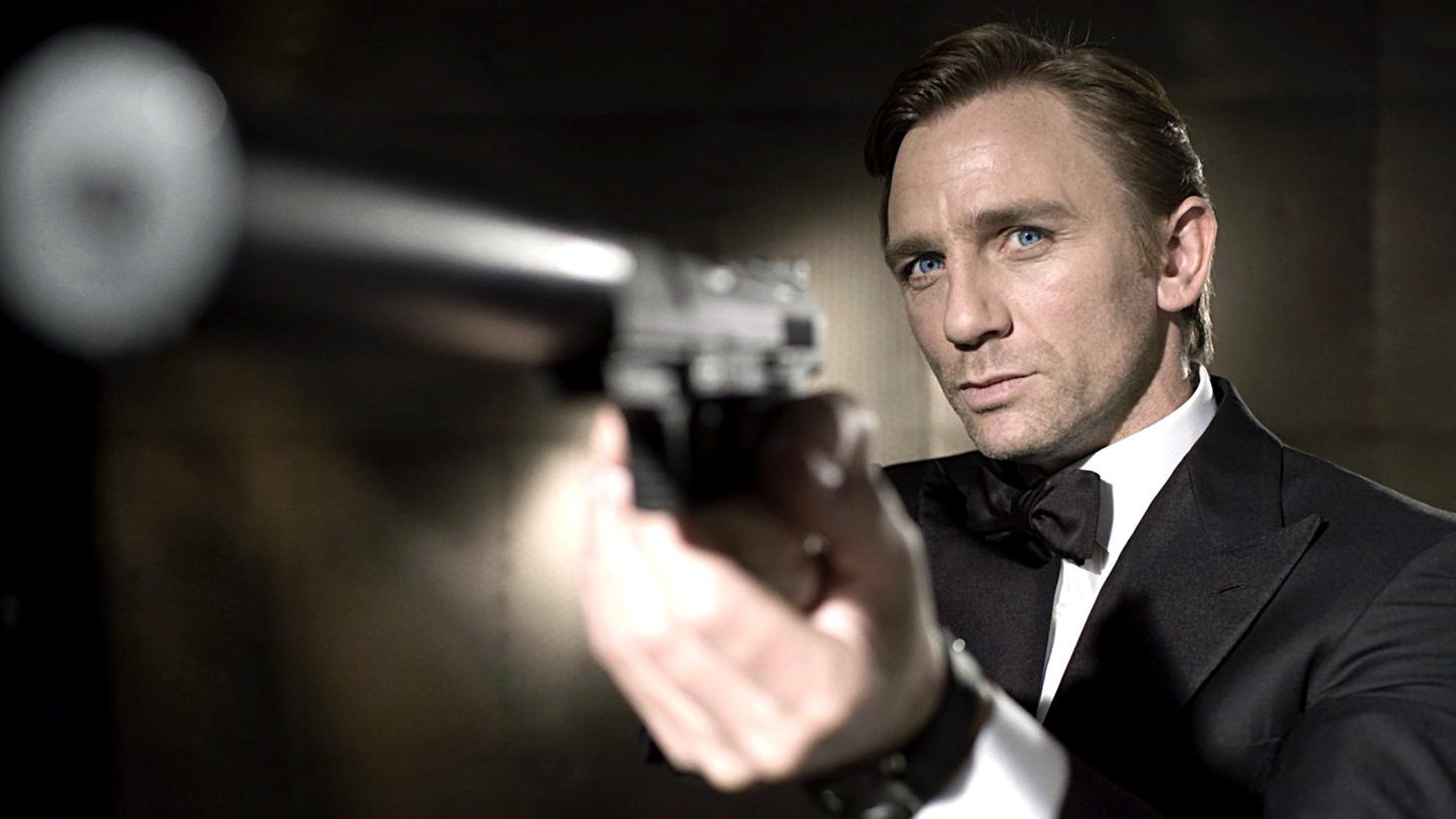 Daniel Craig mit großer Knarre - das löst bei echten Bond-Fans wohl Entzugserscheinungen aus: Deshalb wollen einige von ihnen nun so viel Geld sammeln, damit sie die Rechte des neuen, wegen Corona mehrfach verschobenen Bond-Films "No Time To Die" kaufen können.