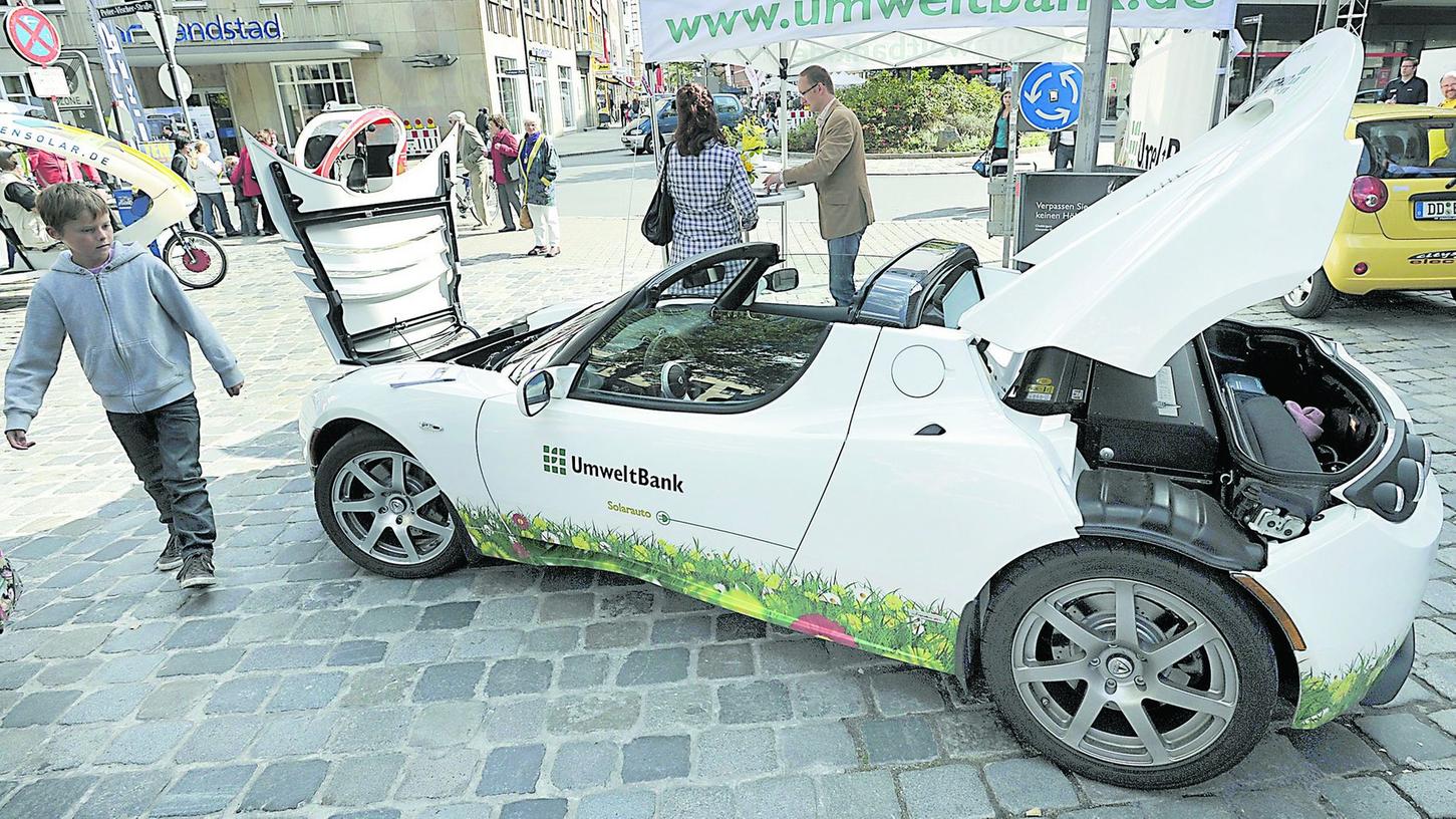 Gleich zwei elektrobetriebene Tesla-Rennflitzer erwarten die Besucher am 1. Tag der Elektromobilität der NZ am Samstag auf dem Jakobsplatz. Gleich zwei elektrobetriebene Tesla-Rennflitzer erwarten die Besucher am 1. Tag der Elektromobilität der NZ am Samstag auf dem Jakobsplatz.
