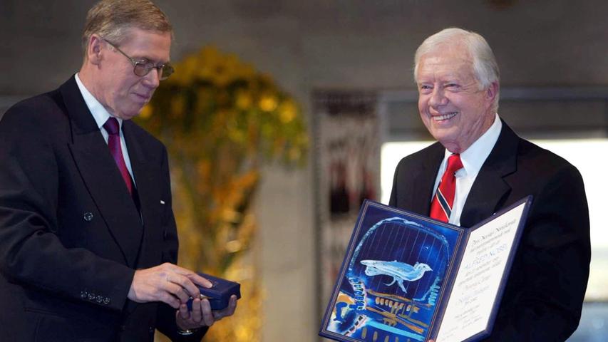 Mehr als elf Jahre nach Ende seiner Amtszeit bekam der ehemalige US-Präsident Jimmy Carter 2002 den Friedensnobelpreis überreicht. Wie Obama gehört Carter der Demokratischen Partei an, und auch die Begründung für den Preis war ähnlich: Große Verdienste bei der Völkerverständigung, der Lösung internationaler Konflikte und dem Einsatz für die Menschenrechte.