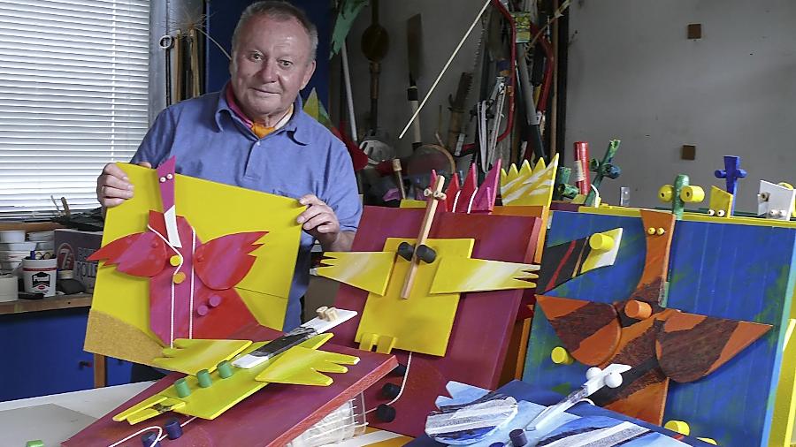 „Sie sind mir ans Herz gewachsen“: Karl Heinz Kühler mit den „Zupfbuntengeln“ in seinem Atelier. Verkauft werden sie zugunsten der Roßtaler Kindergärten. „Sie sind mir ans Herz gewachsen“: Karl Heinz Kühler mit den „Zupfbuntengeln“ in seinem Atelier. Verkauft werden sie zugunsten der Roßtaler Kindergärten.