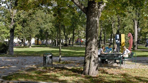 Der symmetrisch angelegte Park mitten in der Innenstadt ist weitaus kleiner als der Schlossgarten. Trotzdem finden sich dort gerade an sommerlichen Nachmittagen viele junge Familien und auch Studenten ein. Unser Tipp: Mehrmals im Jahr finden auf dem Bohlenplatz Flohmärkte statt.