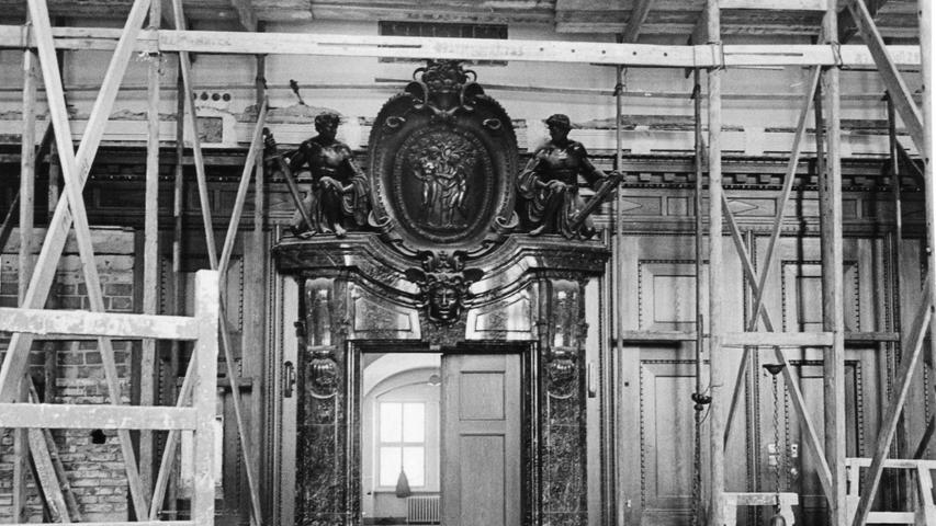 Damals: Gerüste im Saal 600, dem Schauplatz der Nürnberger Kriegsverbrecher-Prozesse, schützten die beschädigte Decke.