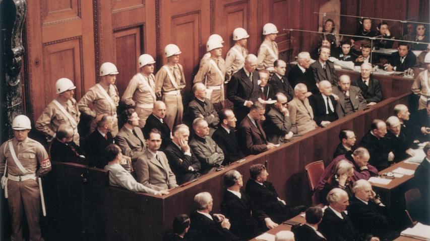 Die Bank der Angeklagten, im Vordergrund Hitlers Stellvertreter Rudolf Heß (in die Kamera blickend). Am 1. Oktober 1946 endete der Prozess gegen die Hauptkriegsverbrecher.