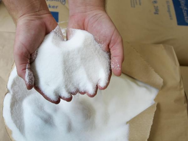 Etwa 10 bis 30 Minuten nach Aufnahme des Stoffes kommt es zu übermäßiger Insulinausschüttung und einem Abfall des Blutzuckerspiegels. Das ist lebensbedrohlich.