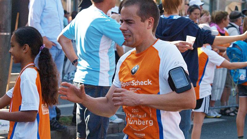 Der Läufer von Welt trägt natürlich Smartphone, um auch beim Wettkampf für jeden erreichbar zu sein.